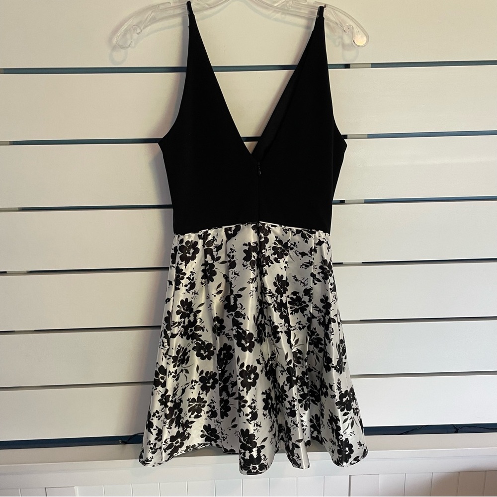 Women’s size one black and white floral mini dress - Picture 4 of 8